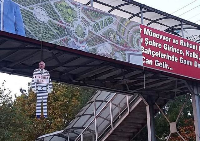 İsrail Başbakanı Netanyahu'nun maketi Afyonkarahisar'da üst geçide asıldı İsrail Başbakanı Netanyahu'nun maketi Afyonkarahisar'da üst geçide asıldı