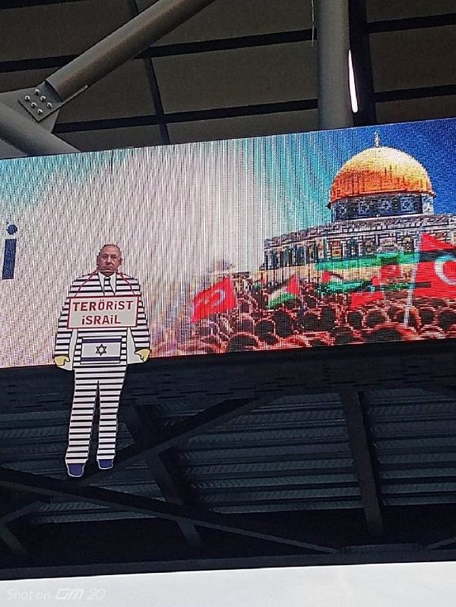 İsrail Başbakanı Netanyahu'nun maketi Afyonkarahisar'da üst geçide asıldı İsrail Başbakanı Netanyahu'nun maketi Afyonkarahisar'da üst geçide asıldı