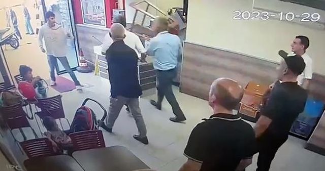 Fast food restoranında çalışana bıçaklı saldırı Fast food restoranında çalışana bıçaklı saldırı