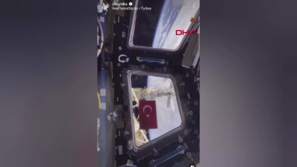 Rus Kozmonot Uzay Mekiğinin Camına Türk Bayrağı Astı