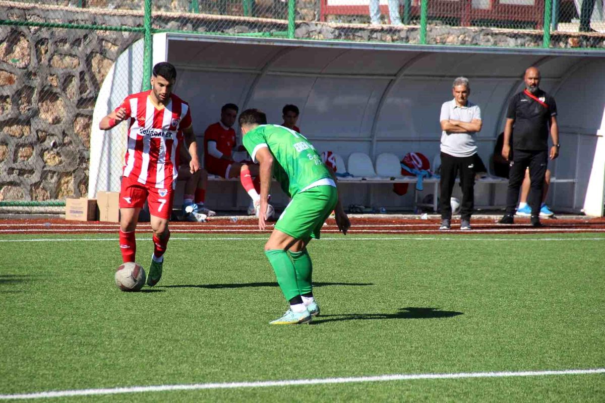Rüstempaşaspor evinde Dersimspor\'a mağlup oldu