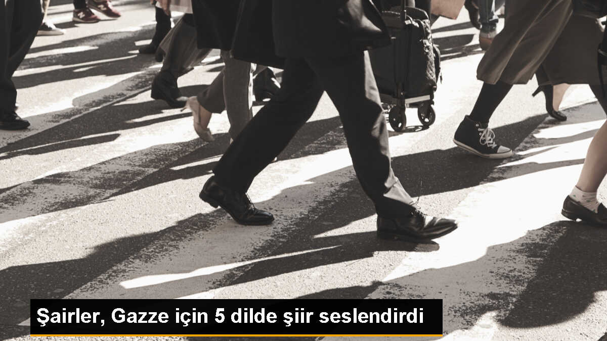 İsrail\'in Gazze\'ye saldırılarına tepki gösteren şairler Taksim\'de bir araya geldi