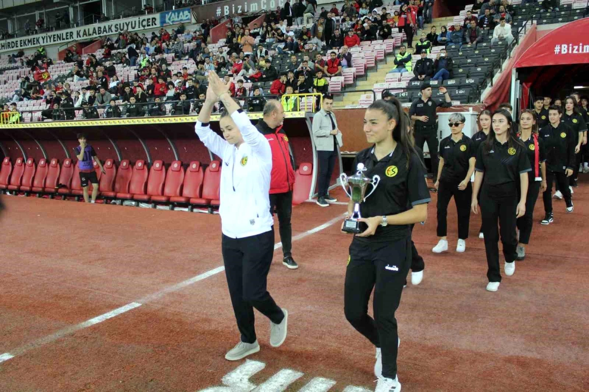 Eskişehirspor Kadın Futbol Takımı Şampiyonluk Kupasıyla Taraftarları Selamladı