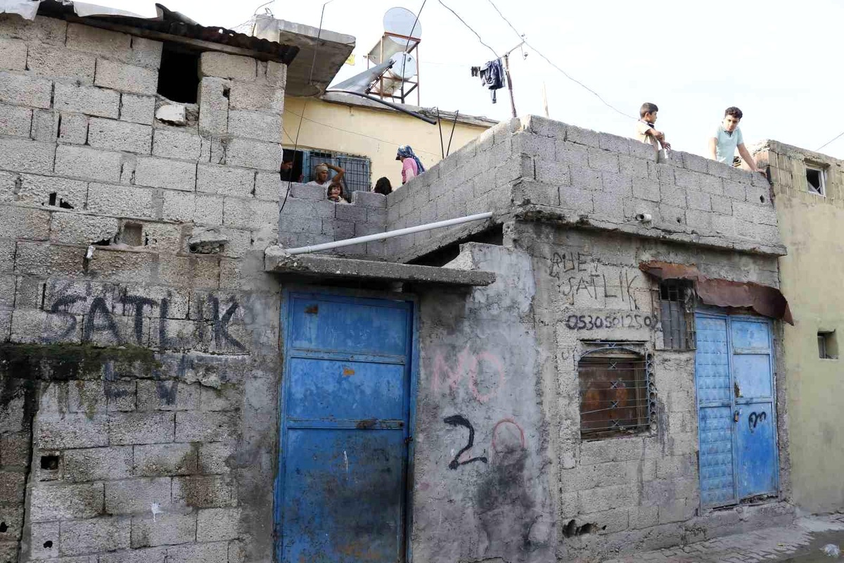 Adana\'da Silahlı Kavgada Kız Çocuğu Ağır Yaralandı