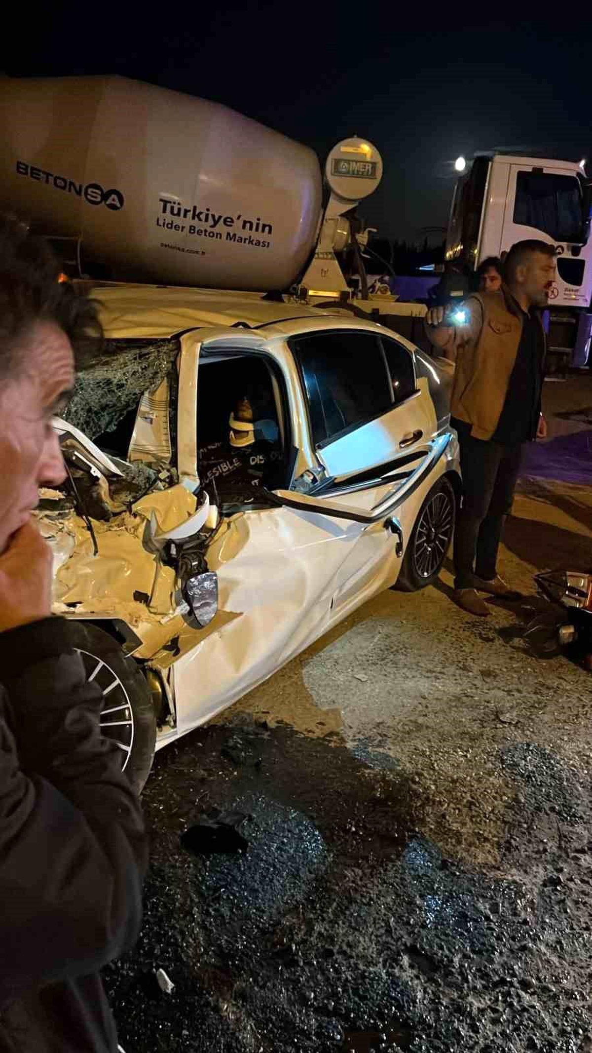Silivri\'de beton mikseri ile otomobil kafa kafaya çarpıştı, bir sürücü yaralandı