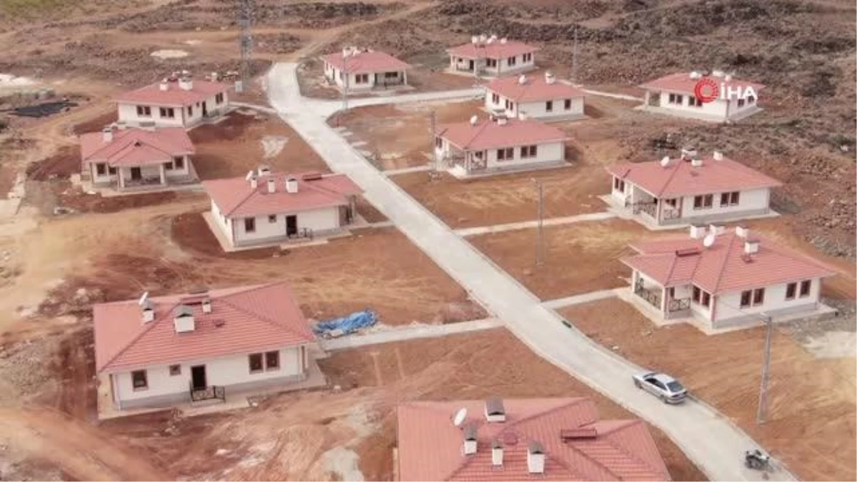 Suriye sınırında inşa edilen köy evleri takdir topladı