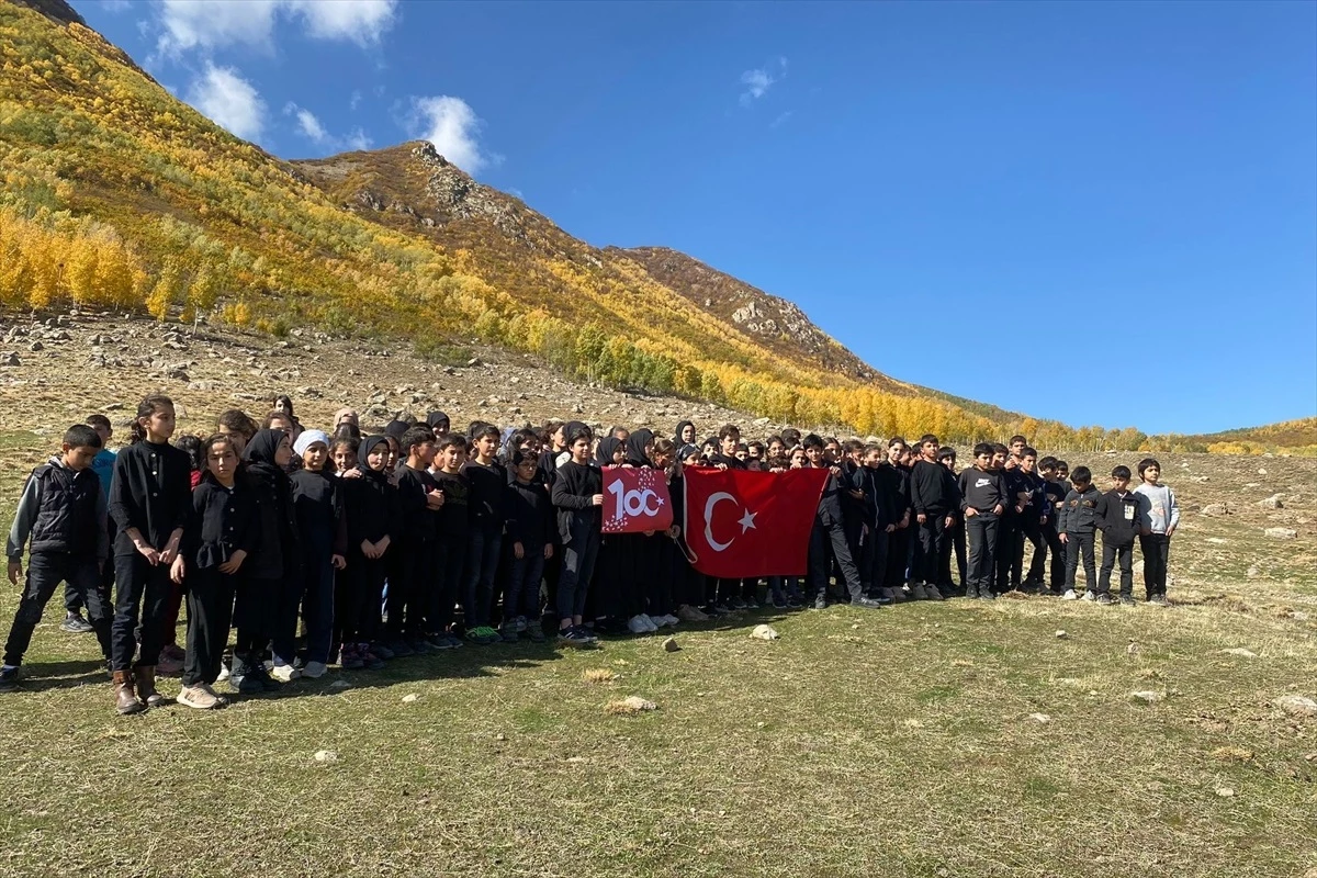 Bitlis\'teki öğrenciler Nemrut Dağı\'nda Gençlik Marşı\'nı seslendirdi
