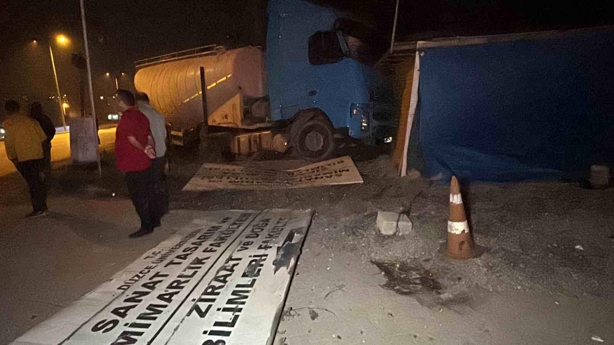Düzce\'de Tır Otomobile Çarptı, Dükkana Çarparak Durabildi