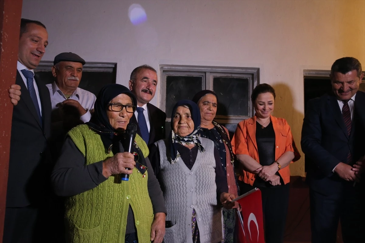 Tokat Valisi Numan Hatipoğlu, Cumhuriyet Bayramı\'nı şiir okuyan kadınları ziyaret etti