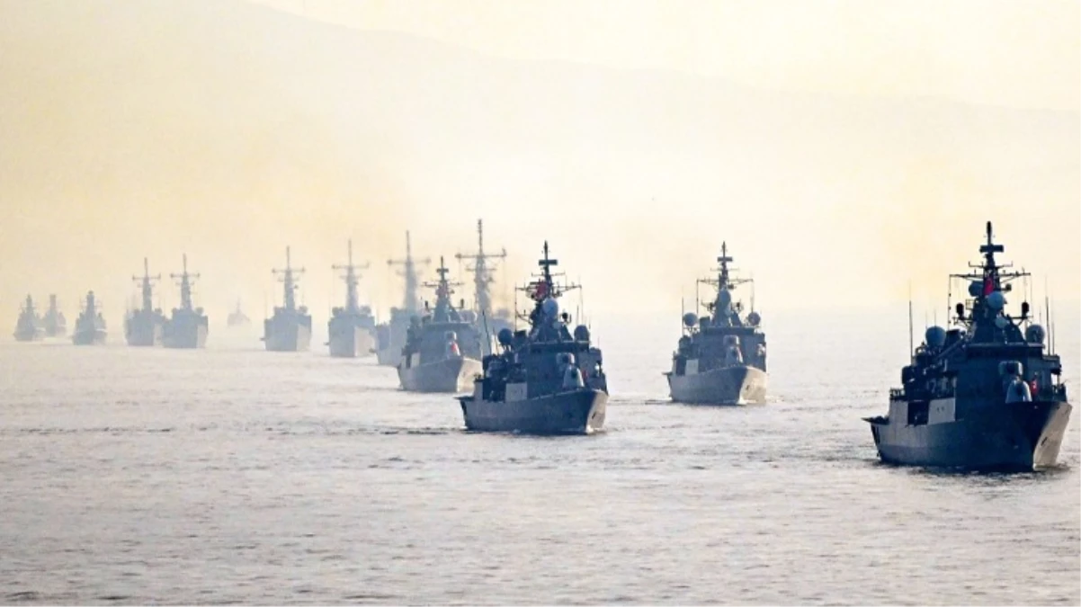 Donanmanın 100 gemili resmigeçidi Yunanistan\'ı korkuttu: Erdoğan\'ın emriyle güç gösterisi yaptılar