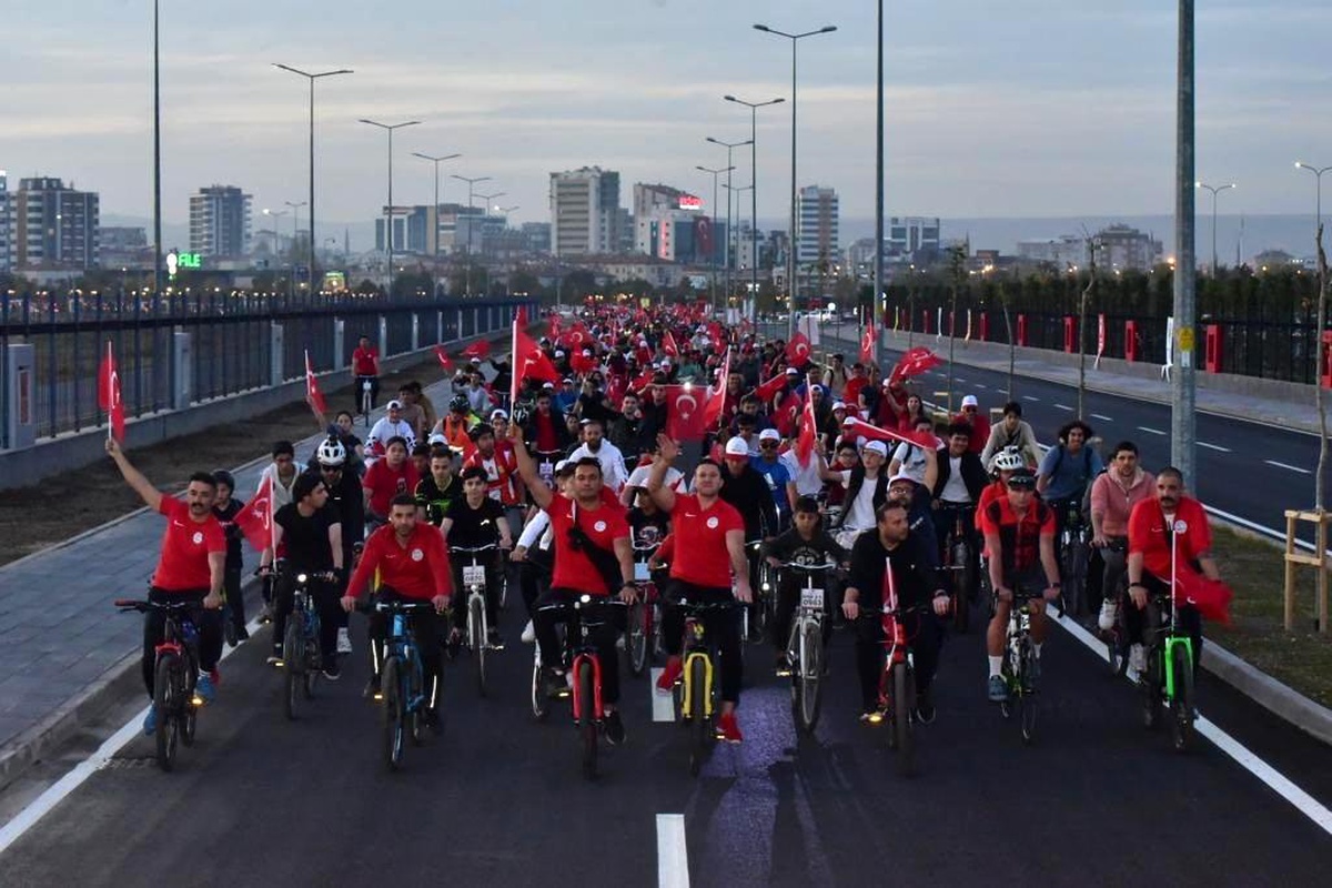 Türkiye Cumhuriyeti\'nin yüzüncü yılında binlerce pedal