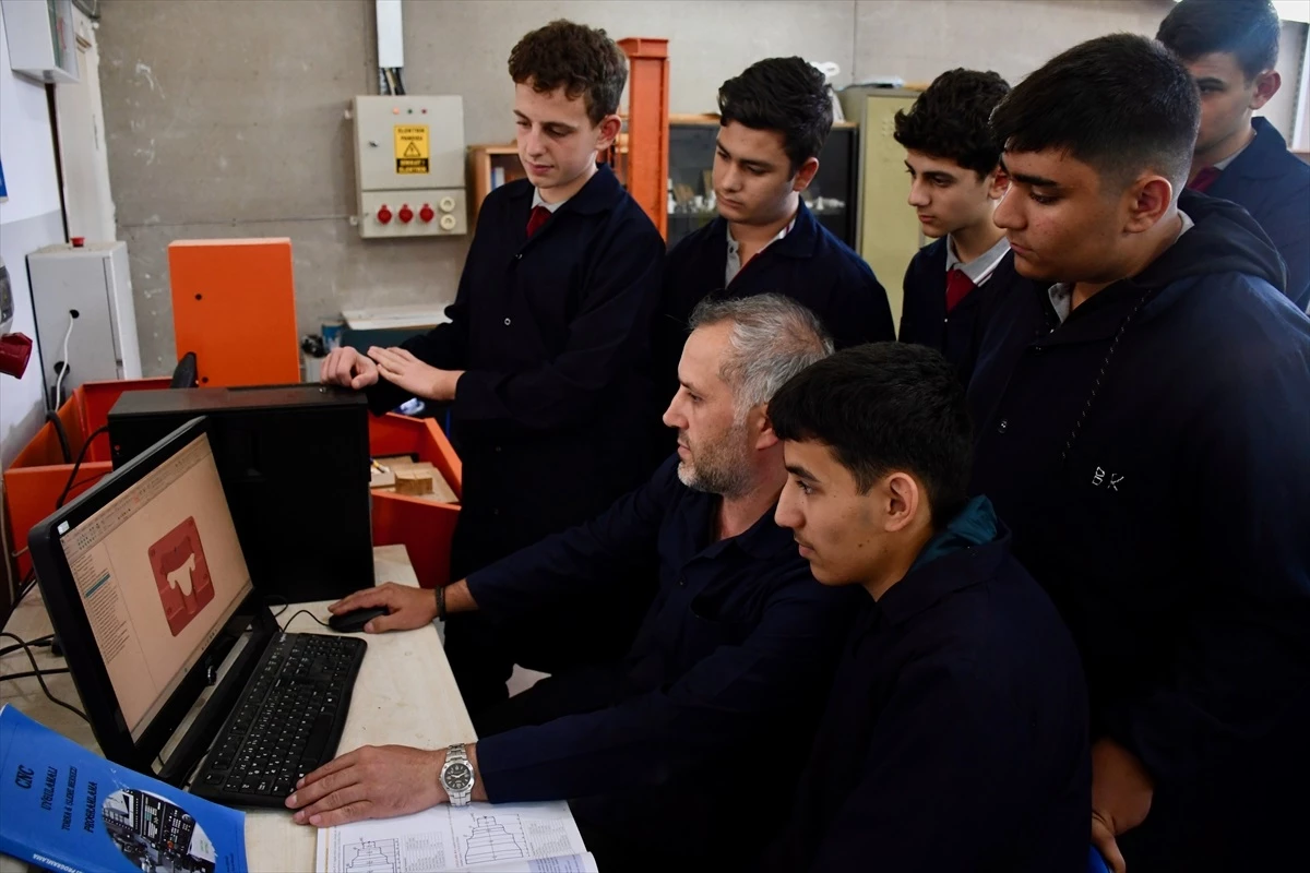 Çayırova Meslek Liselileri Otomotiv Sanayisinde İstihdam Buluyor