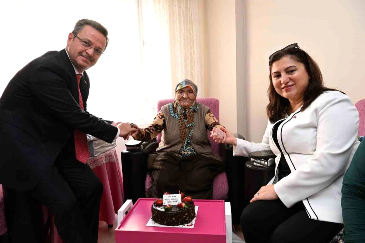 Manisa Valisi Enver Ünlü ve Eşi Sema Ünlü, Ayşe Kocaman\'ın 100. yaşını kutladı