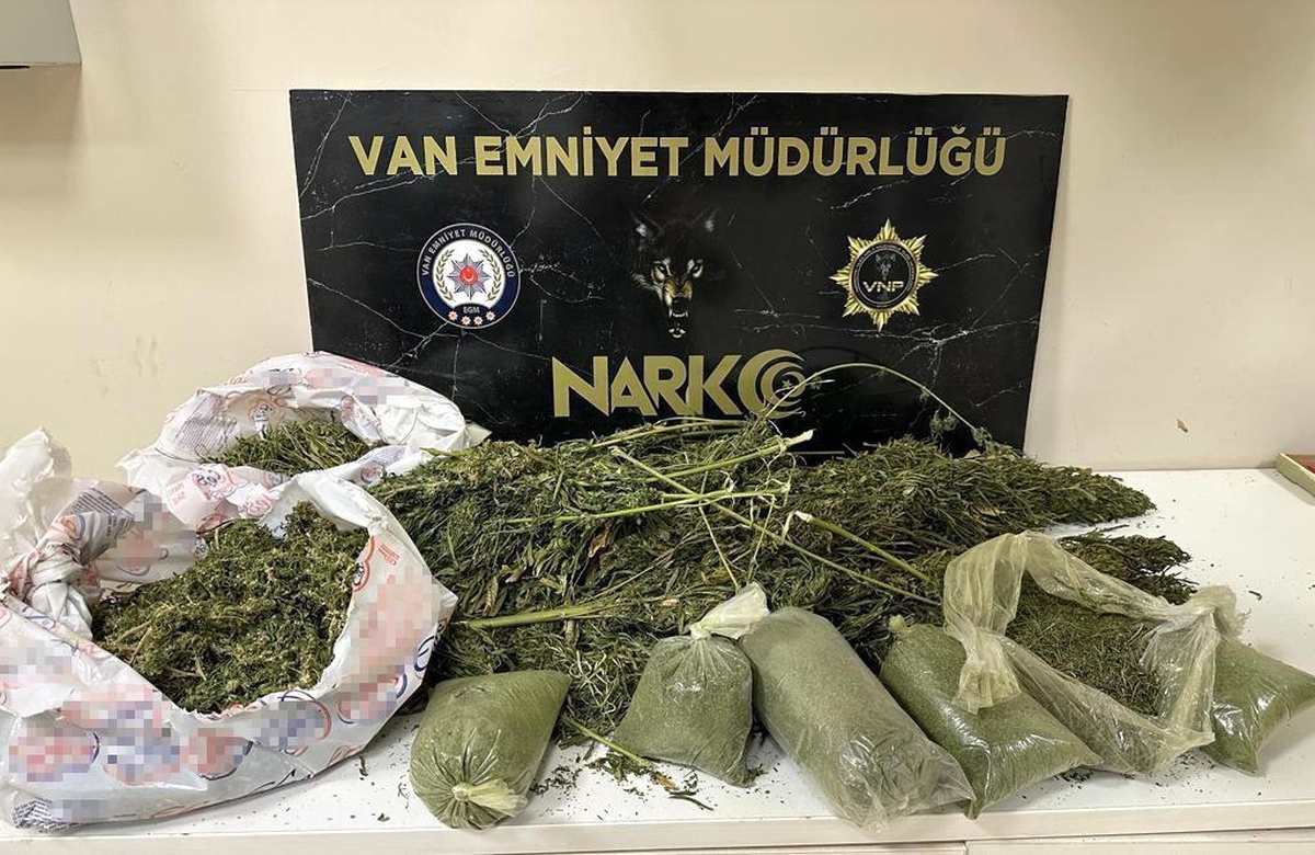 Van\'da 3 Kilogram Esrar ve 915 Gram Metamfetamin Ele Geçirildi