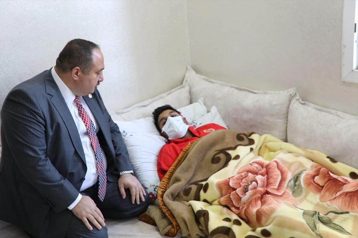 Şanlıurfa Belediye Başkanı, yaralanan askeri evinde ziyaret etti