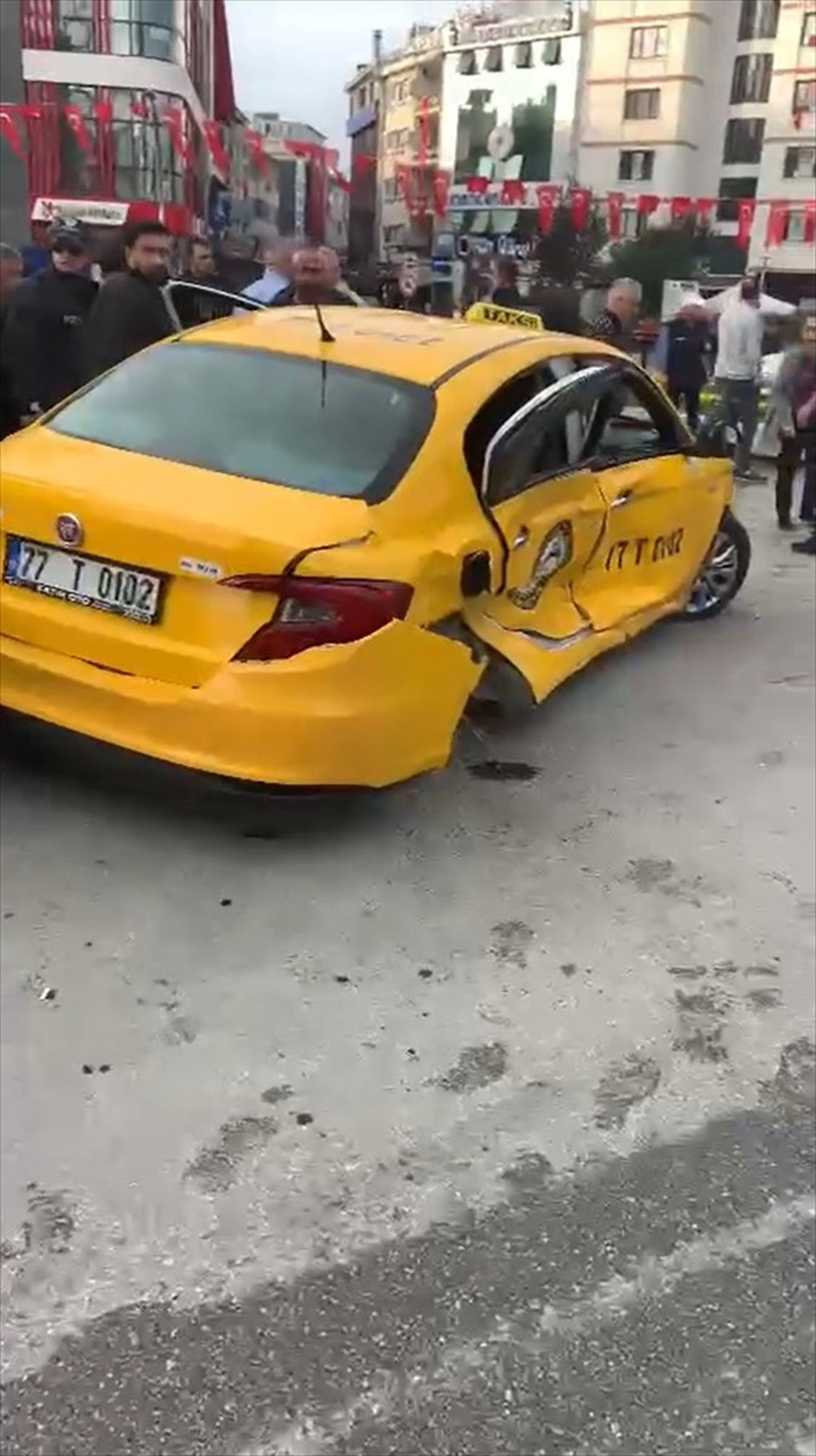 Yalova\'da minibüsle taksinin çarpışması sonucu 3 kişi yaralandı