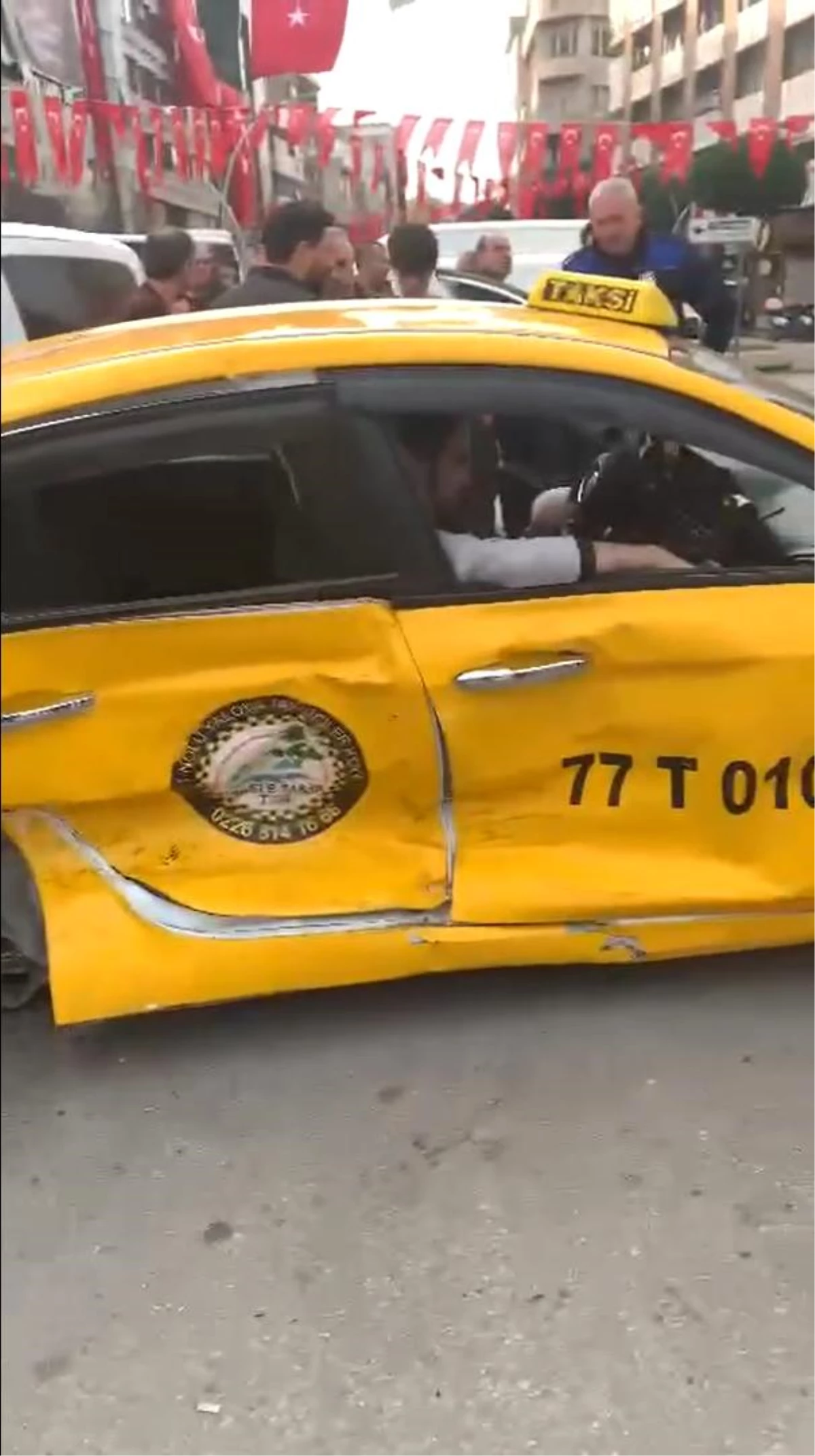 Yalova\'da minibüsle taksinin çarpışması sonucu 3 kişi yaralandı