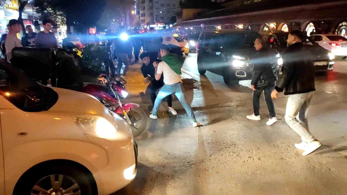 Eskişehir\'de Cumhuriyetin 100. yılı kutlamalarında yol verme tartışması kavgaya dönüştü