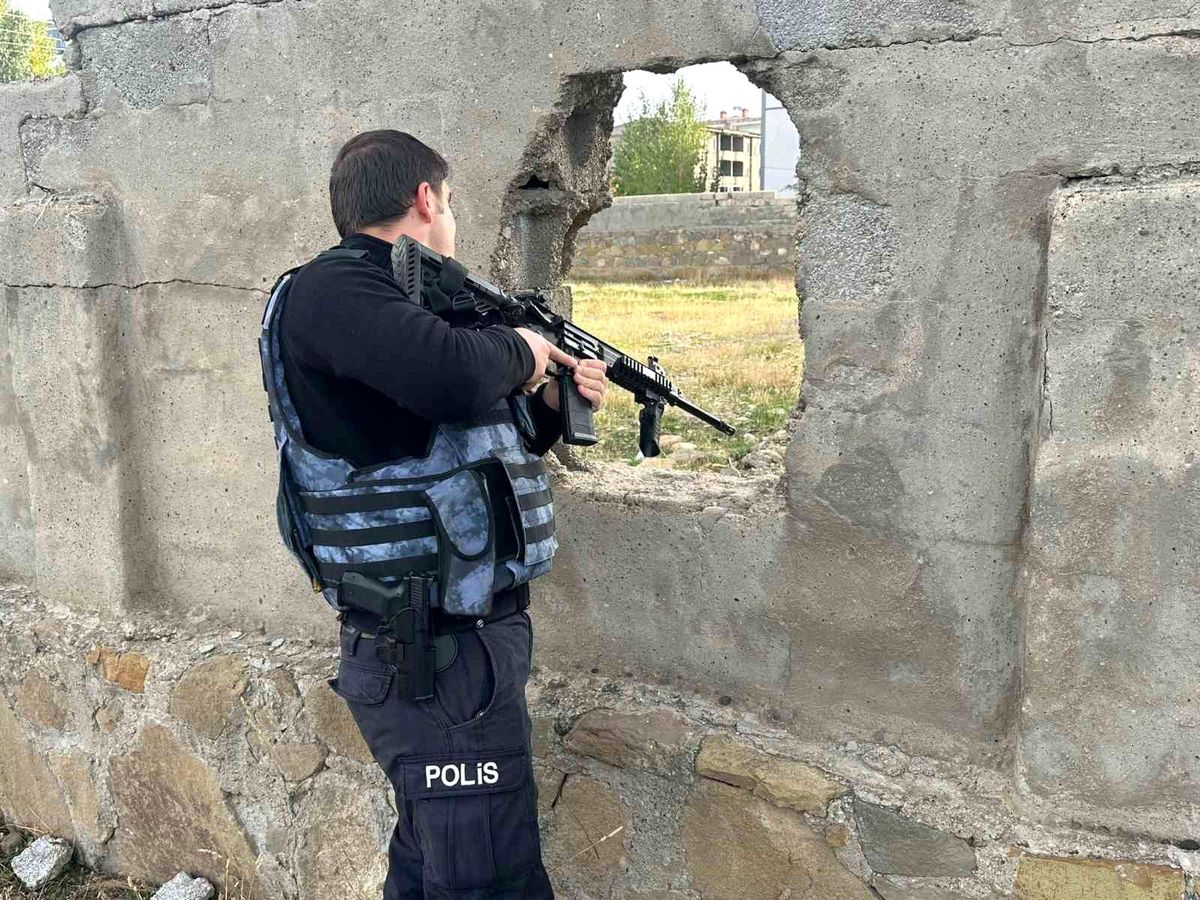 Hakkari\'de uyuşturucu operasyonu: Metruk binalar yıkıldı