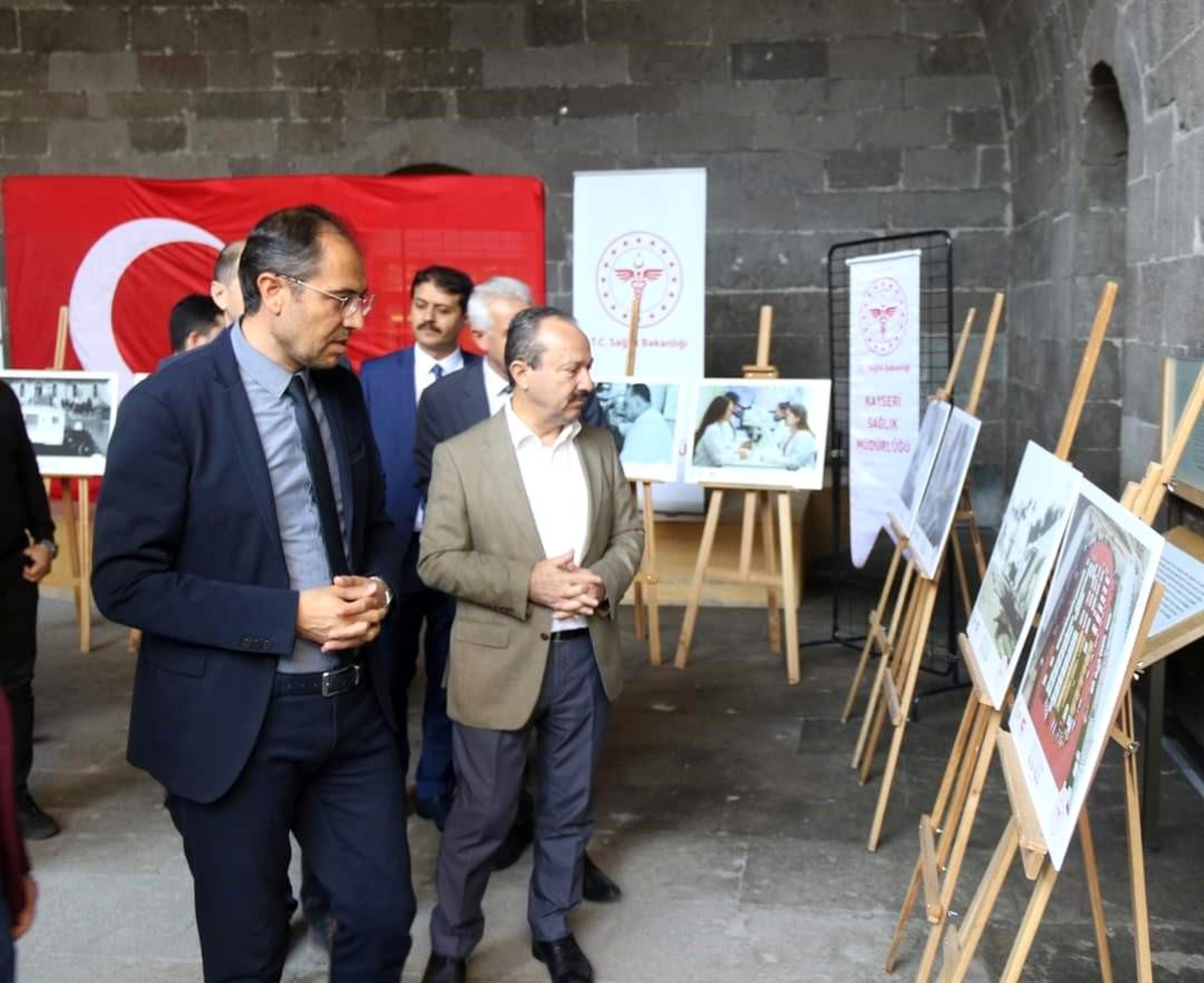 Cumhuriyet\'in 100. Yıl Etkinlikleri Kapsamında Açılan Fotoğraf Sergisi Yoğun İlgi Görüyor