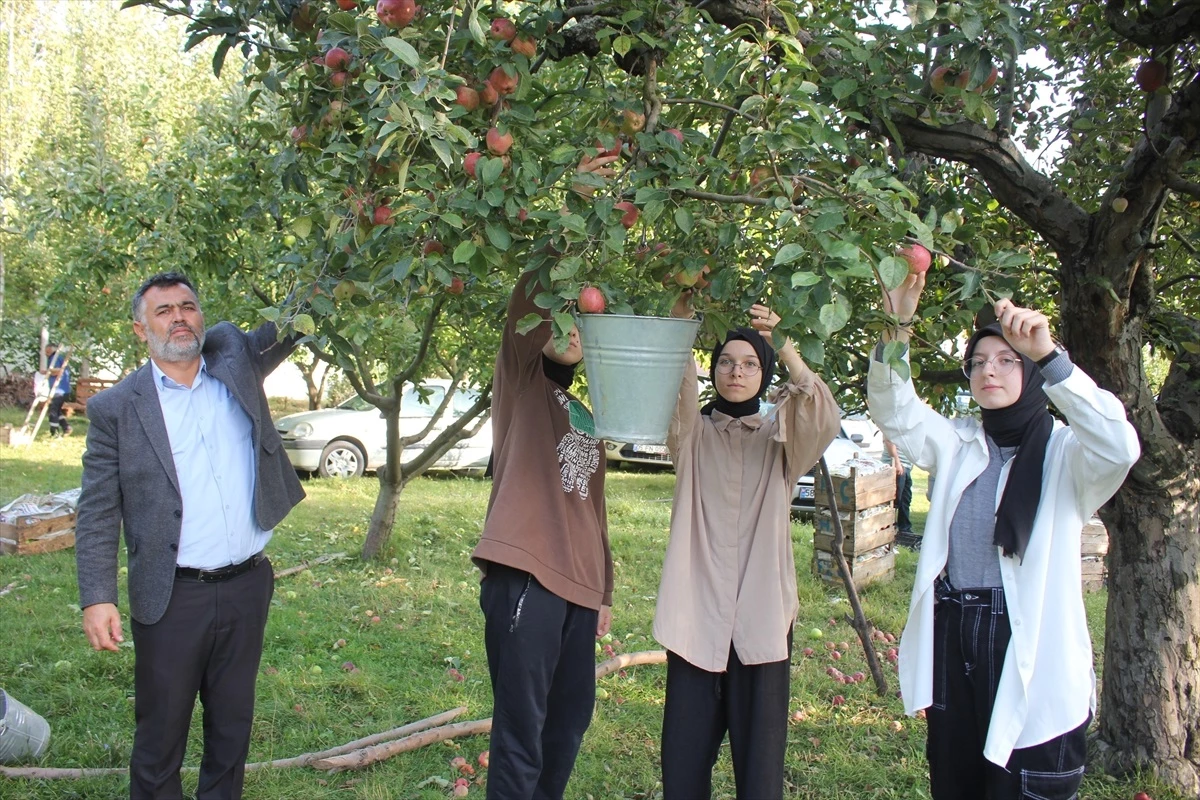 Amasya\'da bir lisede öğrencilere hayırsever desteğiyle sağlanan meyve ve sebze ikram ediliyor