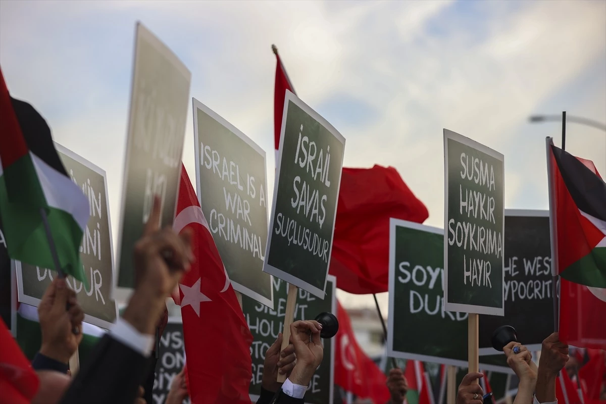Memur-Sen ve Eğitim-Bir-Sen Üyeleri BM Türkiye Ofisi Önünde Filistin İçin Destek Gösterisi Düzenledi