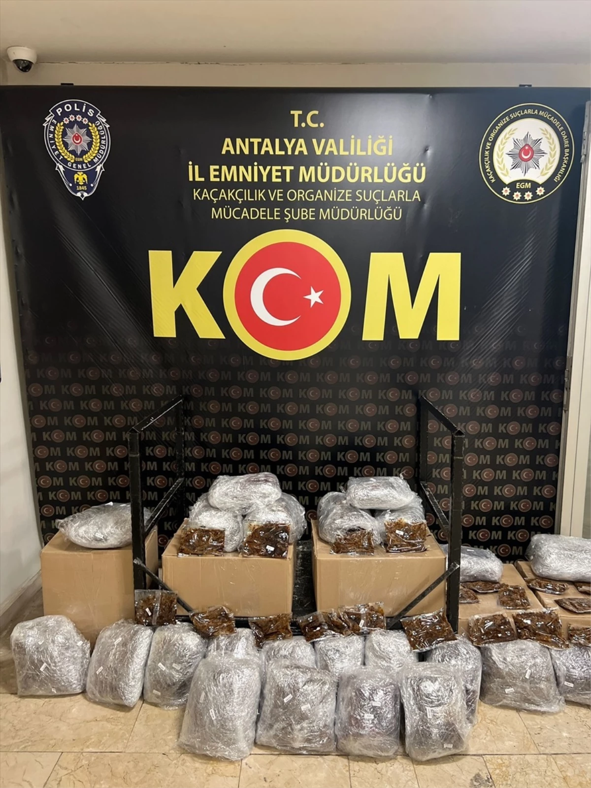 Antalya\'da Kaçak Ürün Operasyonunda 6 Zanlı Gözaltına Alındı