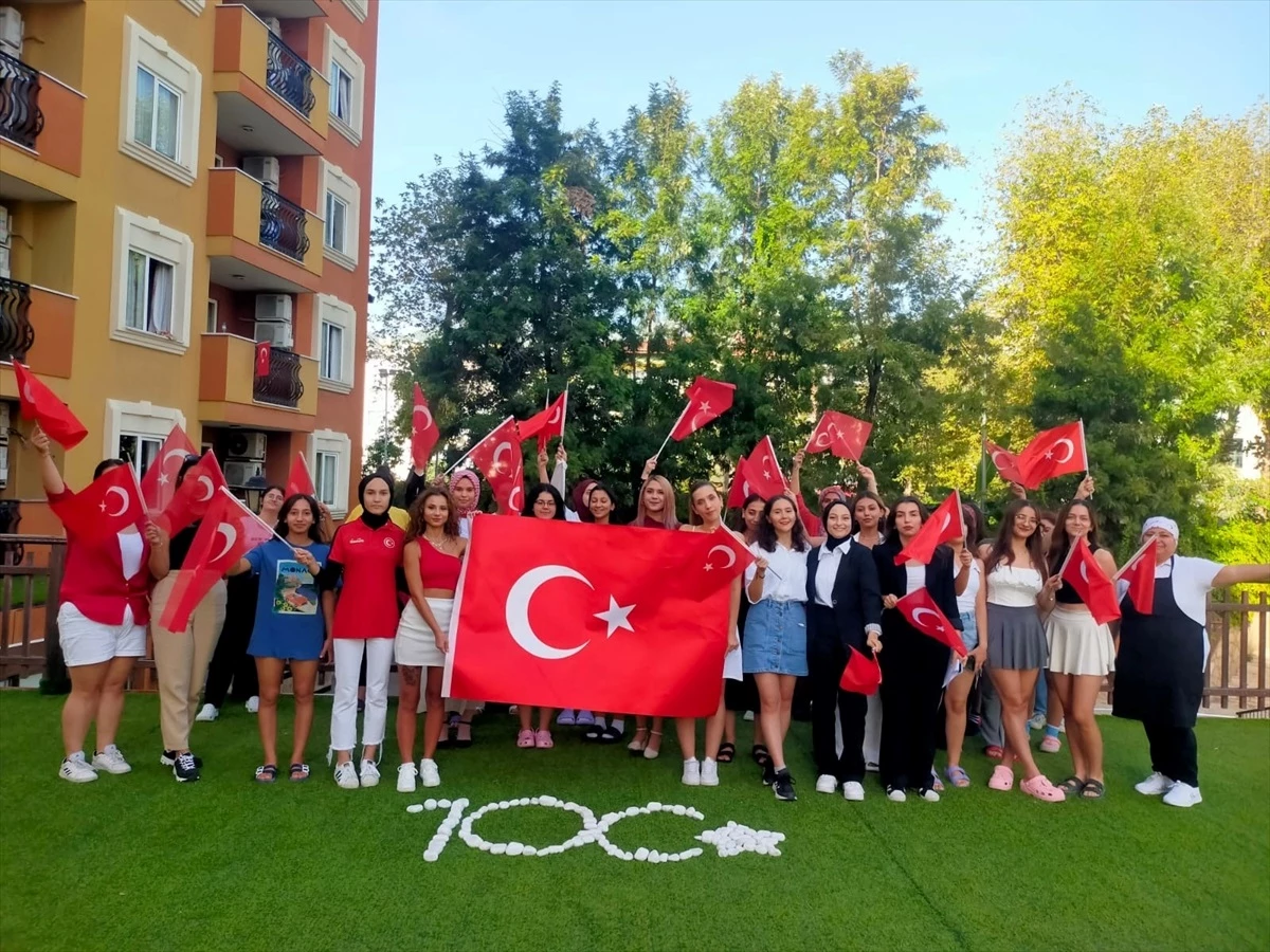 Antalya\'da Gençler Cumhuriyet Bayramı\'nı Coşkuyla Kutladı