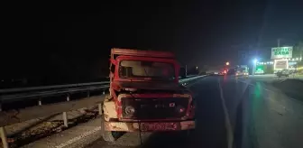 Aydın'ın Çine ilçesinde kamyonetin refüje çarpması sonucu 2 kişi yaralandı