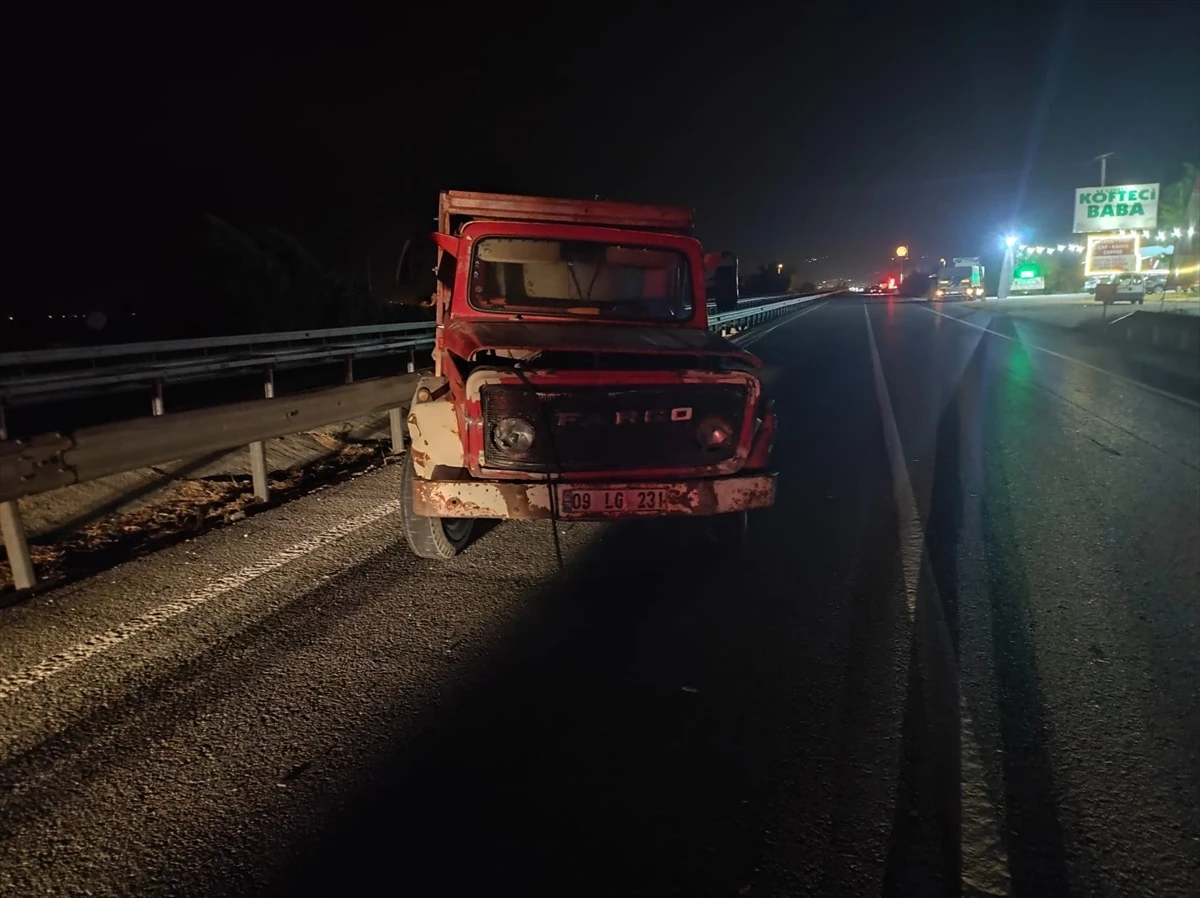 Aydın\'ın Çine ilçesinde kamyonetin refüje çarpması sonucu 2 kişi yaralandı