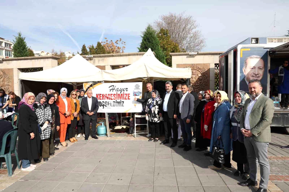Kayseri Büyükşehir Belediye Başkanı Hataylı depremzede çocuklar için düzenlenen panayırı ziyaret etti