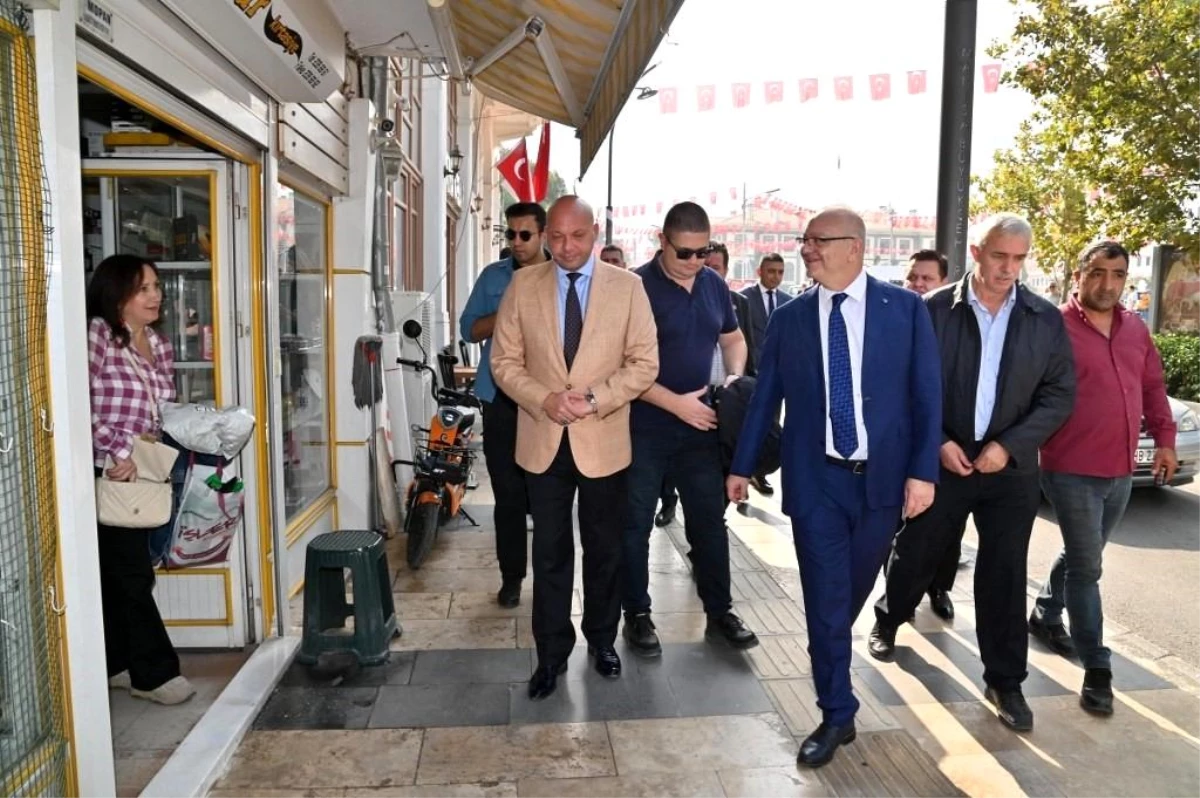 Manisa Büyükşehir Belediye Başkanı Cengiz Ergün, Atatürk Bulvarı\'ndaki yol yapım çalışmalarını inceledi