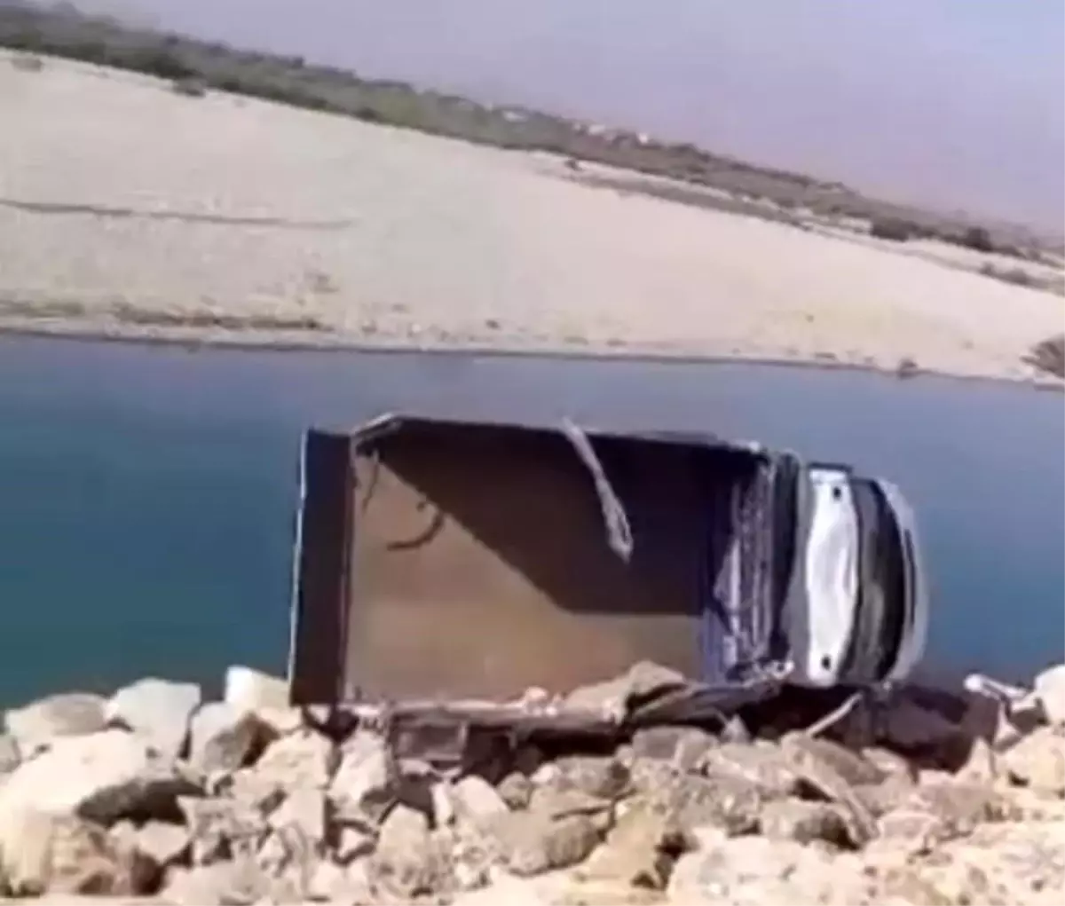 Batman\'da otostop çeken genç kamyonetin devrilmesi sonucu hayatını kaybetti