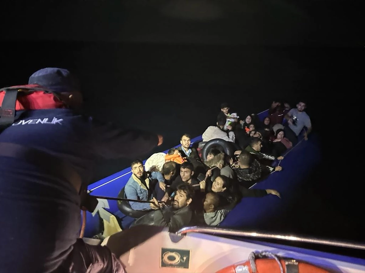 Muğla açıklarında 65 düzensiz göçmen kurtarıldı, 60 düzensiz göçmen yakalandı