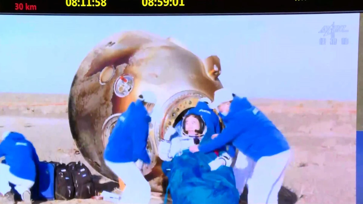 Çinli astronot Zhu Yangzhu dönüş kapsülünden çıktı