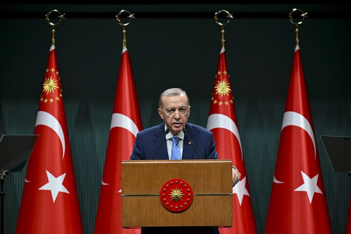 Cumhurbaşkanı Erdoğan: "İster emekli, ister kamu görevlisi, ister işçi olsun ücretli çalışanlarımızın hiçbirini enflasyona ezdirmeyeceğimizin...