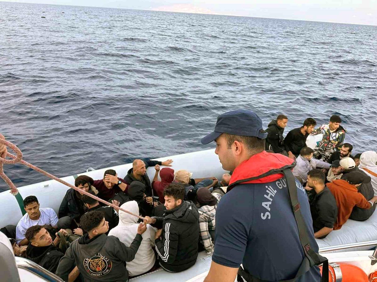 Yunanistan Sahil Güvenlik Unsurları Tarafından Geri İtildikten Sonra Kurtarılan 16 Göçmen