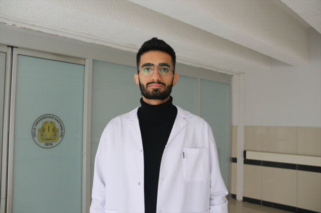 Diyarbakır'da iki tıp öğrencisi, fakülte hastanesine temizlik personeli olarak atandı