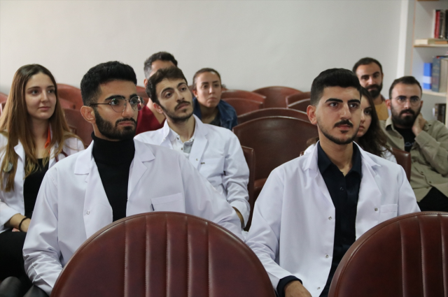 Diyarbakır'da iki tıp öğrencisi, fakülte hastanesine temizlik personeli olarak atandı