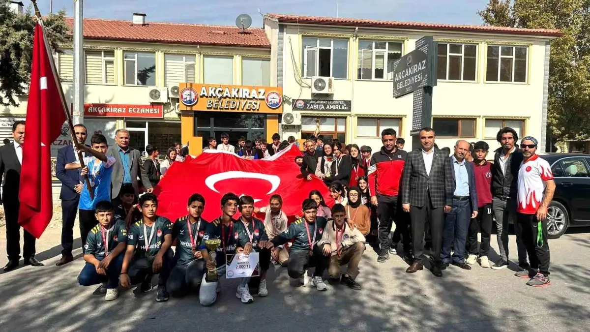 Elazığ\'da Cumhuriyetin 100. Yılında İstiklalden İstikbale Köprü Oluyorum Spor Yarışması Ödül Töreni Düzenlendi