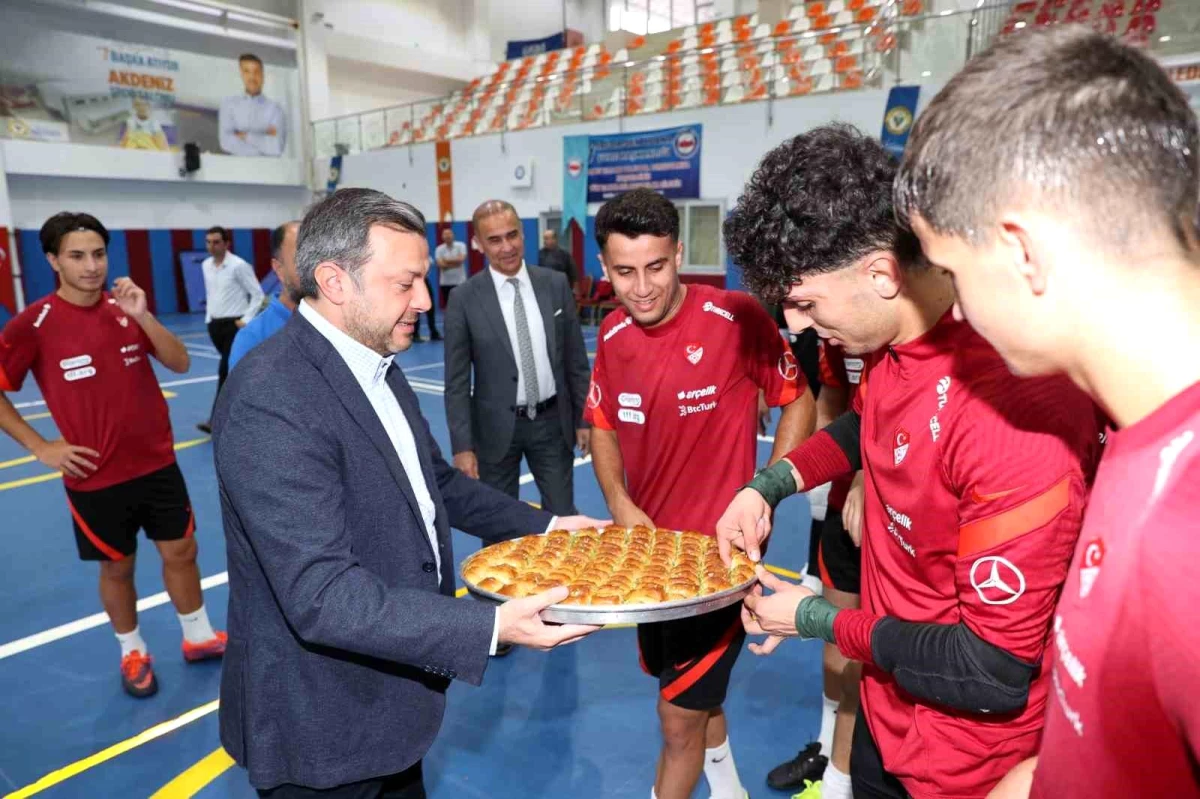 Yüreğir Belediye Başkanı Futsal U19 Milli Takımı\'nın Antrenmanını Ziyaret Etti