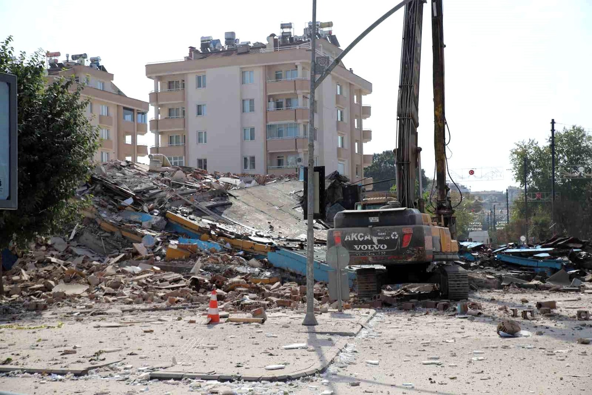 Gaziantep\'te 12 katlı bina yıkım sırasında çöktü