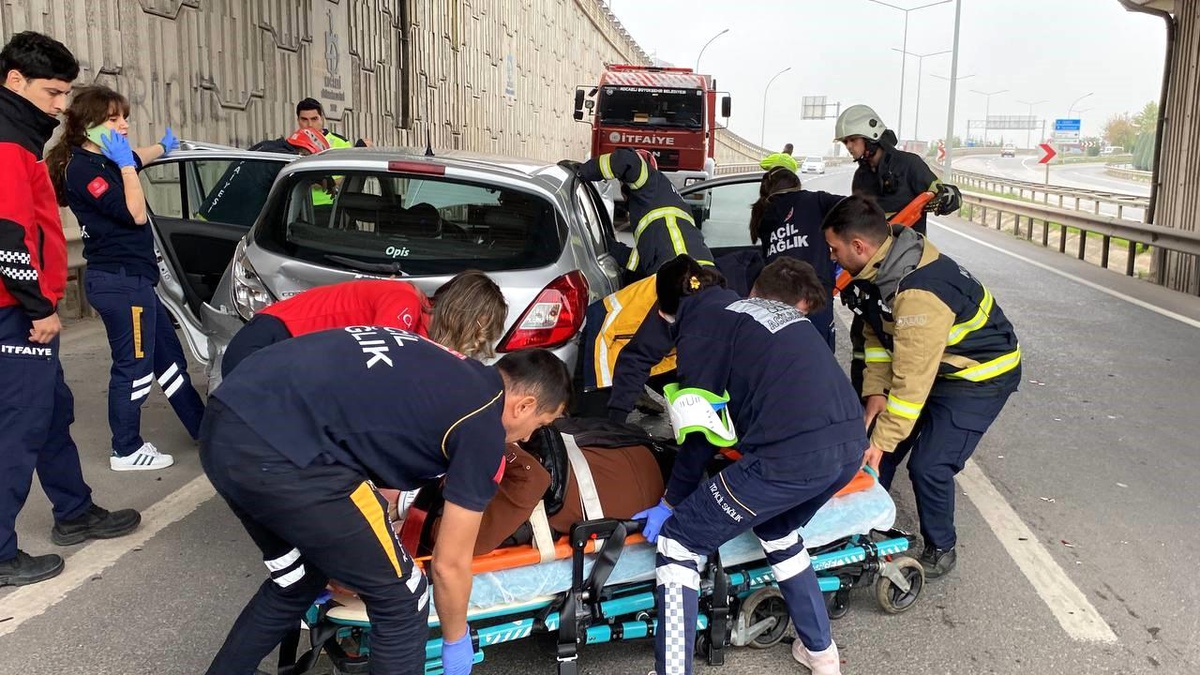 Kartepe\'de kaza: Otomobil hurdaya döndü, sürücü ve yolcu kurtarıldı