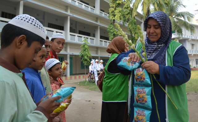 İHH, Bangladeş'te yetim ve yetim aileleriyle buluştu