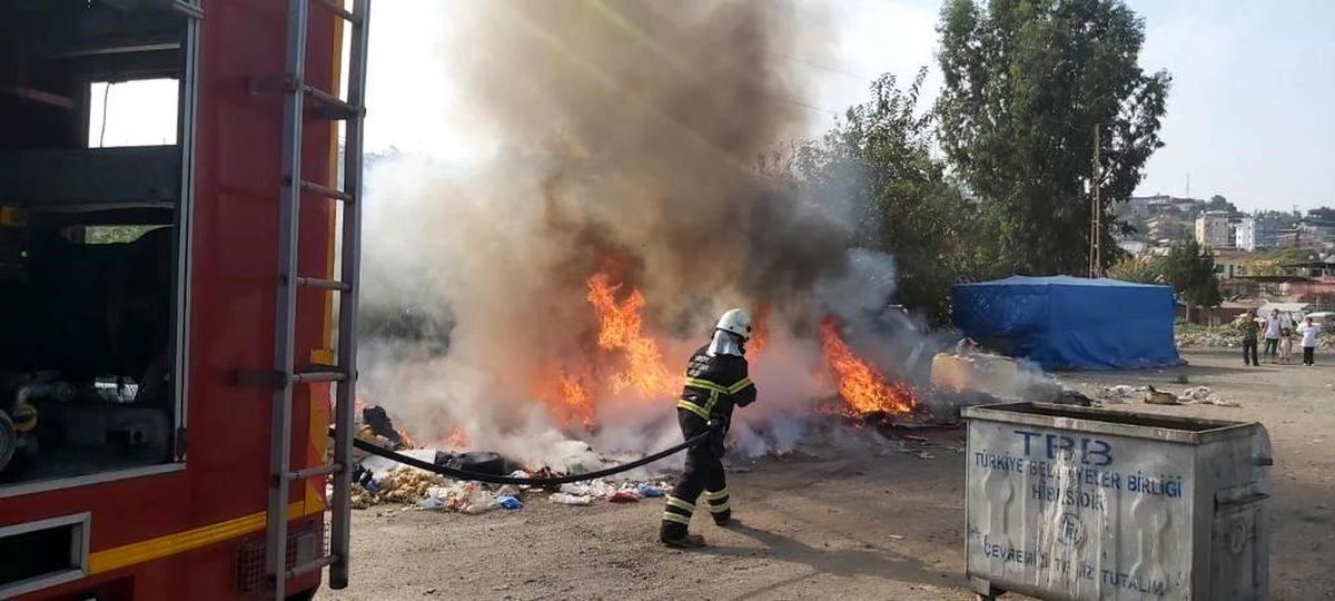 İskenderun\'da çıkan çöp yangını kısa sürede söndürüldü