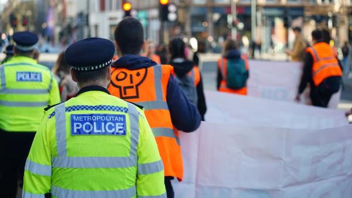 İngiltere Polisi Hamas Posterlerini İndirdi