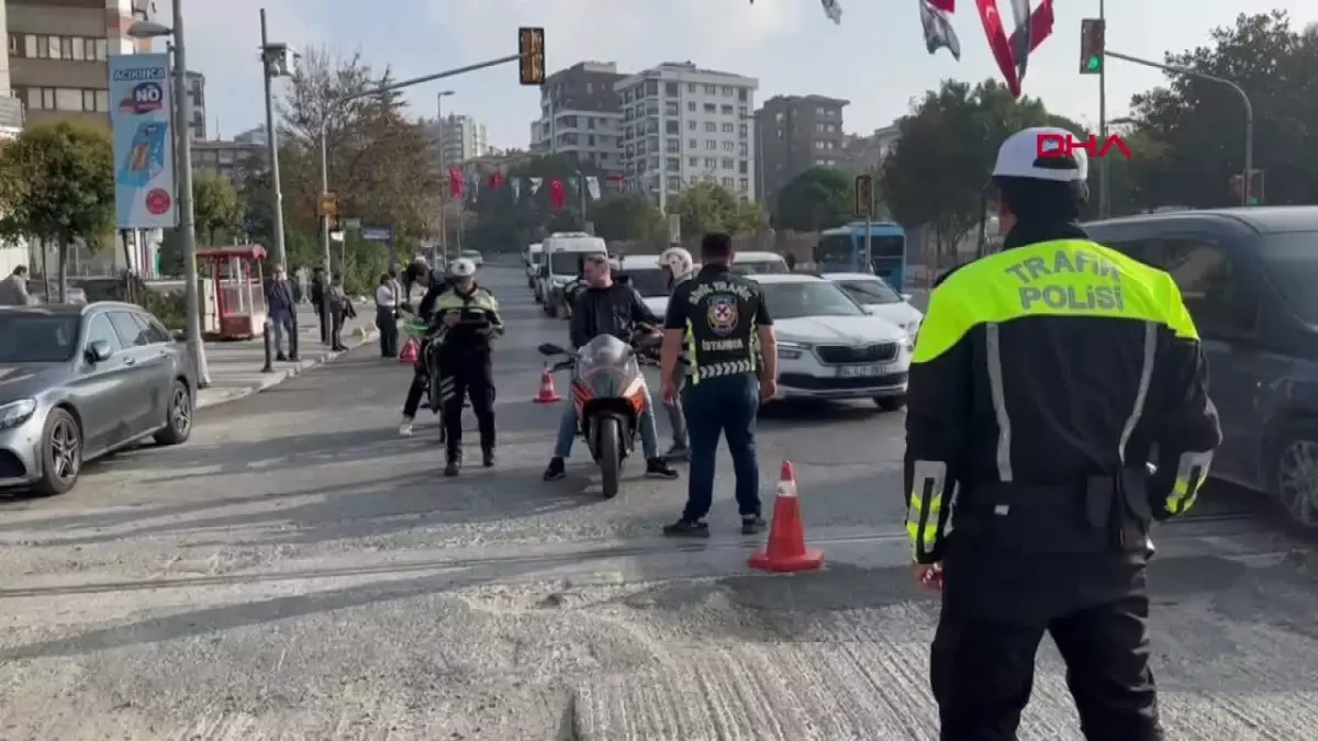 Kadıköy\'de motosiklet sürücülerine yönelik denetim: 13 sürücüye ceza