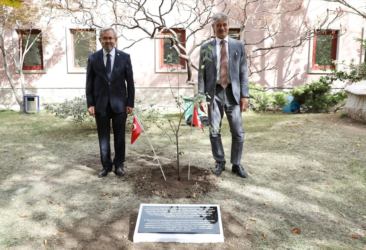 İsviçre Büyükelçisi Ankara Üniversitesi\'ne Şam Eriği Fidanı Hediye Etti