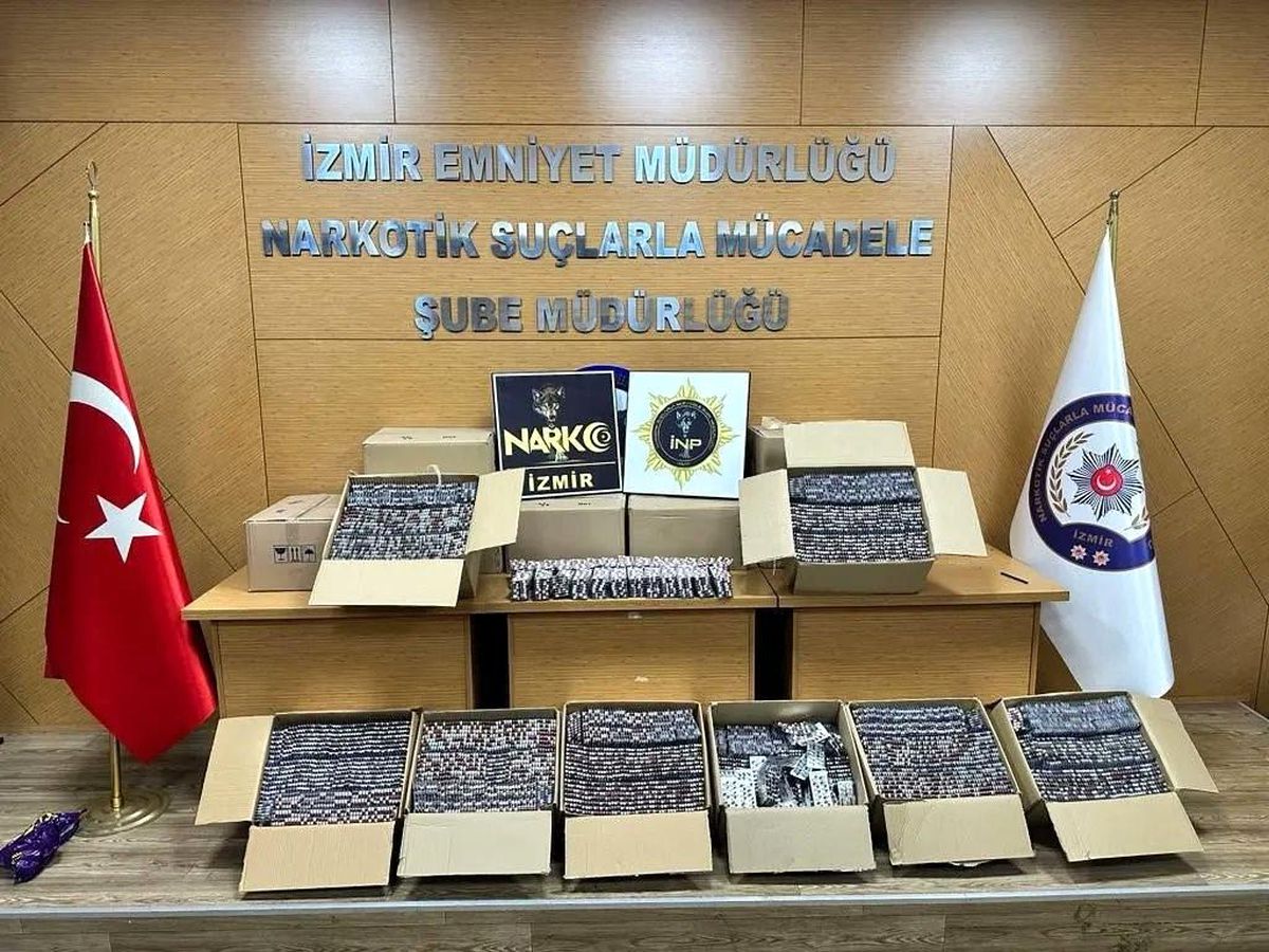 İzmir\'de 117 Bin Adet Sentetik Ecza Ele Geçirildi