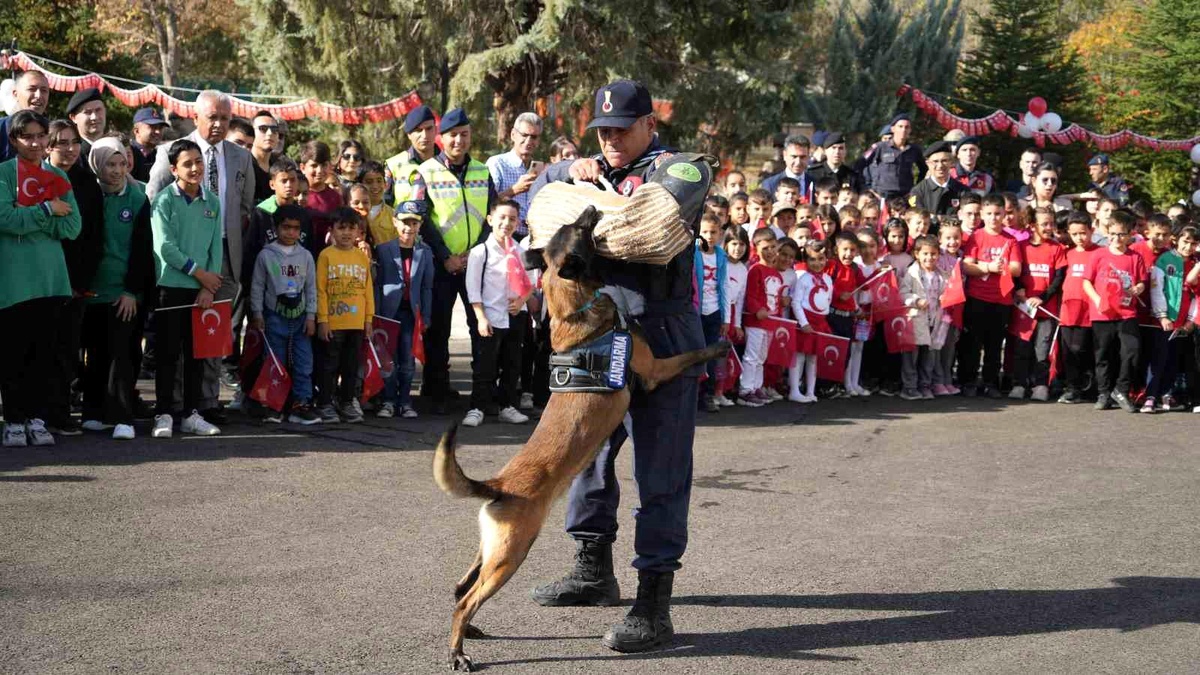Kırıkkale\'de Jandarma, Öğrencilere Cumhuriyet\'in 100. Yılı Etkinliği Düzenledi